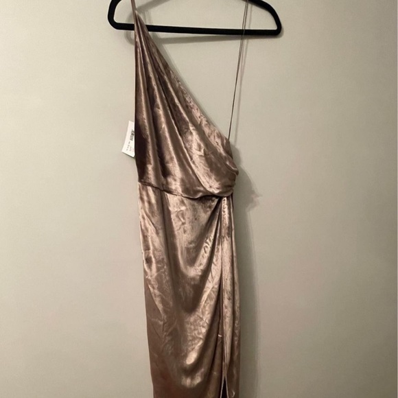 LAST CHANCE TO PURCHASE NEW MICHELLE MASON VELVET DRESS - Picture 4 of 5